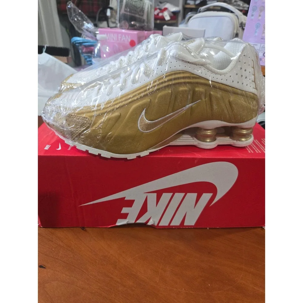 Nike Shox R4 Soft Pearl Metallic Gold Sneakers AR3565-010 Mens 7